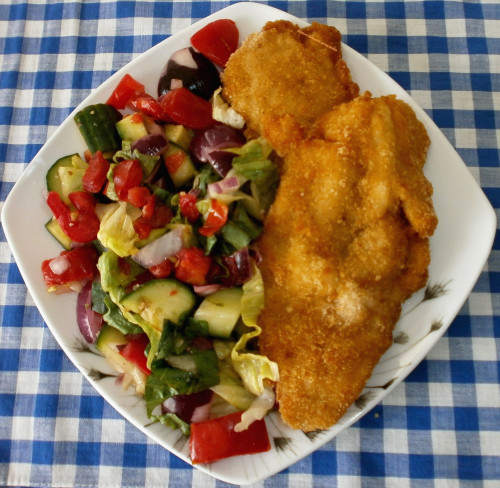 Rántott harcsafilé görög salátával.